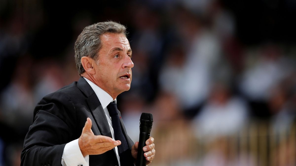 Sarkozy je vinen. Rok bude chodit s náramkem, další dva zůstane v podmínce